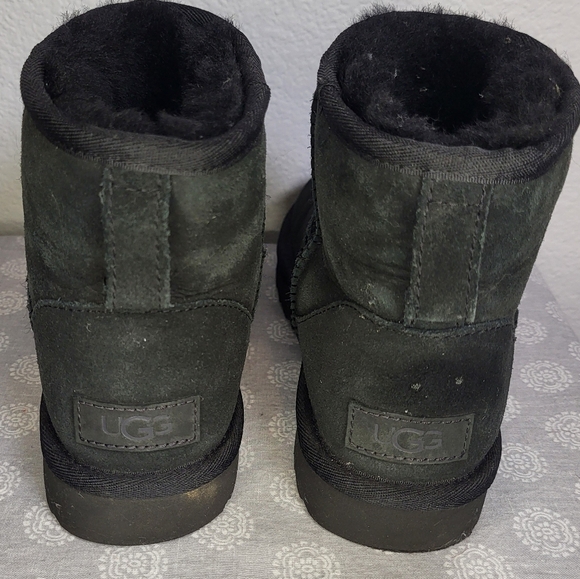 UGGs Low Top Shearling Ankle Boots in Black size 6 - Picture 5 of 11